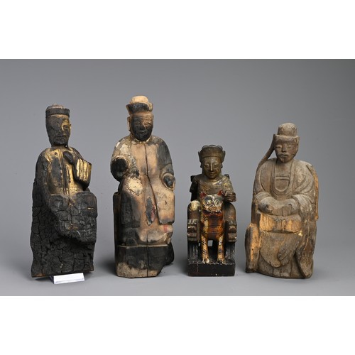 197 - A GROUP OF FOUR CHINESE CARVED WOODEN FIGURES, MING / QING DYNASTY. Gilt and lacquer seated figures.... 