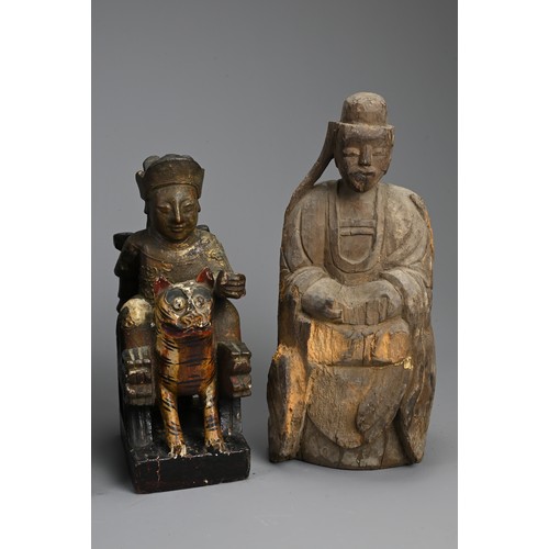 197 - A GROUP OF FOUR CHINESE CARVED WOODEN FIGURES, MING / QING DYNASTY. Gilt and lacquer seated figures.... 