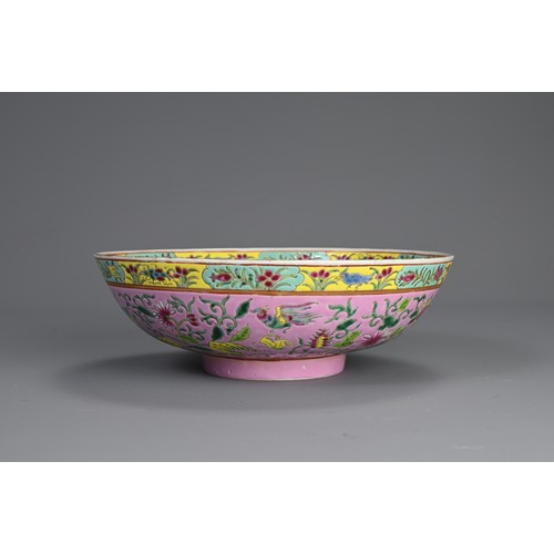 40 - A RARE STRAITS CHINESE NYONYA WARE FAMILLE ROSE ENAMEL PORCELAIN BOWL, 19/20TH CENTURY. With rounded... 