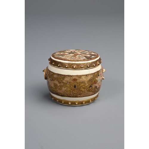 309 - A SMALL JAPANESE SATSUMA WARE PORCELAIN BOX AND COVER, 19/20TH CENTURY. Of drum form with ring handl... 