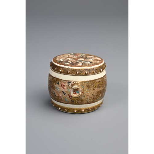 309 - A SMALL JAPANESE SATSUMA WARE PORCELAIN BOX AND COVER, 19/20TH CENTURY. Of drum form with ring handl... 