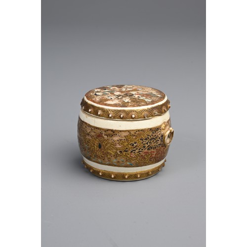 309 - A SMALL JAPANESE SATSUMA WARE PORCELAIN BOX AND COVER, 19/20TH CENTURY. Of drum form with ring handl... 