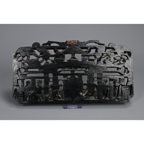 196 - A GROUP OF DECORATIVE CHINESE ITEMS, EARLY 20TH CENTURY. To include a carved and pierced gilt wood p... 