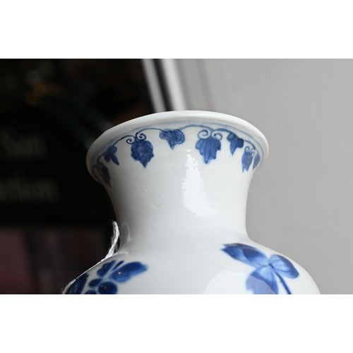 89 - A CHINESE BLUE AND WHITE PORCELAIN VASE, EARLY 18TH CENTURY. Cylindrical body on gently everted foot... 