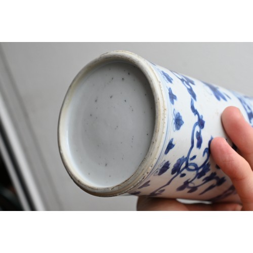 89 - A CHINESE BLUE AND WHITE PORCELAIN VASE, EARLY 18TH CENTURY. Cylindrical body on gently everted foot... 