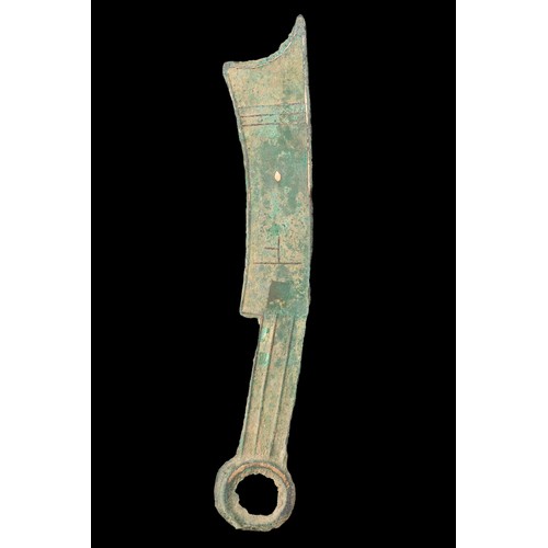 137 - A RARE CHINESE BRONZE KNIFE MONEY COIN, WARRING STATES, QI STATE. With traces of gilt. Relief text r... 