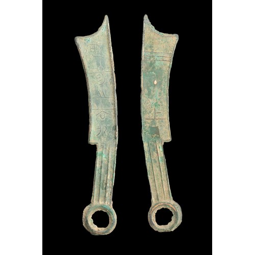 137 - A RARE CHINESE BRONZE KNIFE MONEY COIN, WARRING STATES, QI STATE. With traces of gilt. Relief text r... 