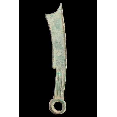 137 - A RARE CHINESE BRONZE KNIFE MONEY COIN, WARRING STATES, QI STATE. With traces of gilt. Relief text r... 