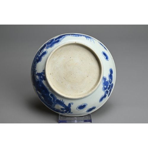 59 - A CHINESE BLUE AND WHITE PORCELAIN DISH, 18TH CENTURY. With rounded sides and rolled rim decorated w... 