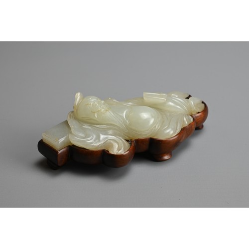 61 - A CHINESE WHITE JADE FIGURE OF A SCHOLAR ON WOODEN STAND, QING DYNASTY. The bearded scholar resting ... 