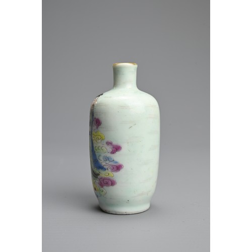 62 - A CHINESE FAMILLE ROSE PORCELAIN SNUFF BOTTLE, 19/20TH CENTURY. Of ovoid form featuring figure on cl... 