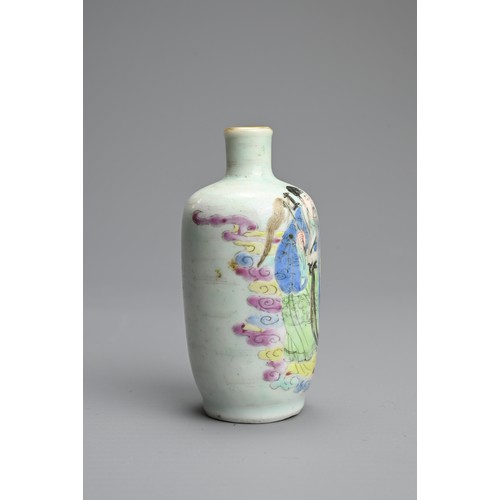 62 - A CHINESE FAMILLE ROSE PORCELAIN SNUFF BOTTLE, 19/20TH CENTURY. Of ovoid form featuring figure on cl... 