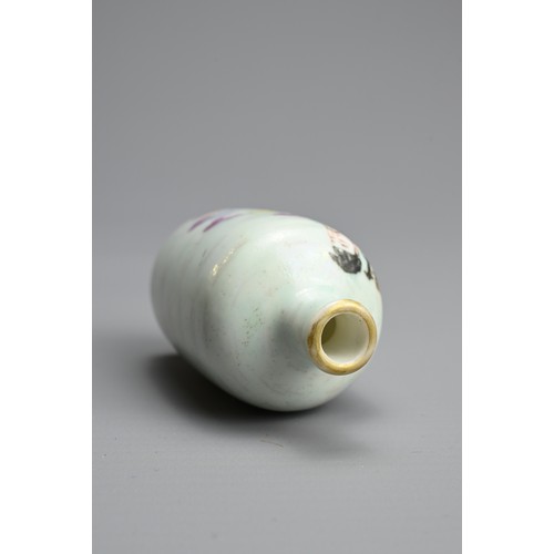 62 - A CHINESE FAMILLE ROSE PORCELAIN SNUFF BOTTLE, 19/20TH CENTURY. Of ovoid form featuring figure on cl... 