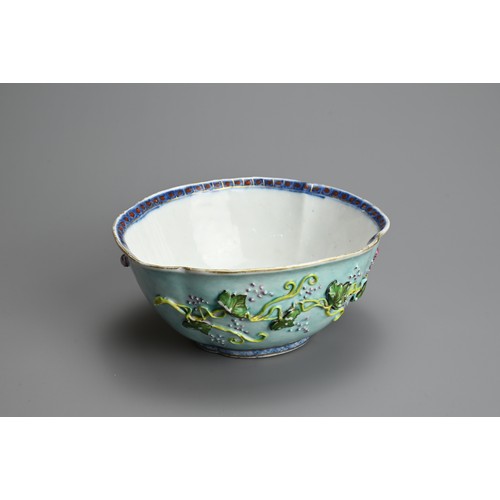 65 - A CHINESE TURQUOISE GROUND FAMILLE ROSE QUATRE LOBED BOWL, 18/19TH CENTURY. The exterior decorated w... 