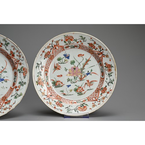 69 - A CLOSE PAIR OF CHINESE FAMILLE VERTE ENAMELLED PORCELAIN DISHES, 18TH CENTURY. Decorated with birds... 