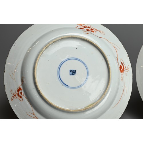 69 - A CLOSE PAIR OF CHINESE FAMILLE VERTE ENAMELLED PORCELAIN DISHES, 18TH CENTURY. Decorated with birds... 