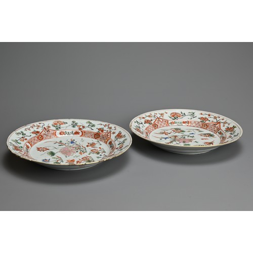 69 - A CLOSE PAIR OF CHINESE FAMILLE VERTE ENAMELLED PORCELAIN DISHES, 18TH CENTURY. Decorated with birds... 