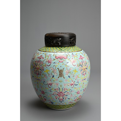 55 - A CHINESE TURQUOISE GROUND FAMILLE ROSE ENAMELLED JAR, EARLY 20TH CENTURY. Decorated with lotus scro... 