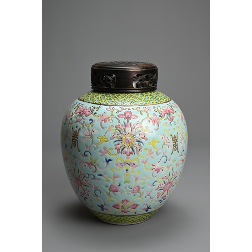 55 - A CHINESE TURQUOISE GROUND FAMILLE ROSE ENAMELLED JAR, EARLY 20TH CENTURY. Decorated with lotus scro... 