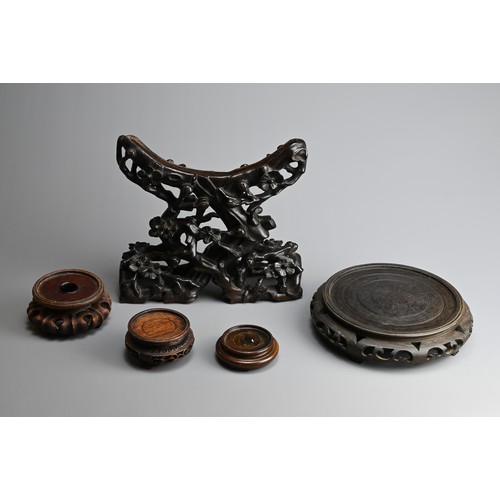 96 - A GROUP OF CHINESE WOODEN DISPLAY STANDS, 20TH CENTURY. Comprising a carved and pierced stand for a ... 