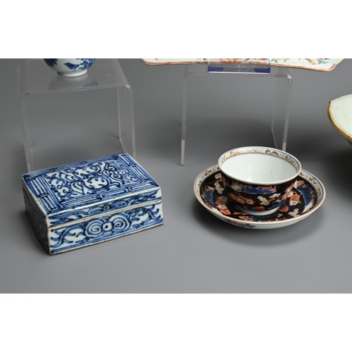 10 - A GROUP OF CHINESE / JAPANESE PORCELAIN ITEMS, 18/19TH CENTURY. To include a famille rose dish of re... 