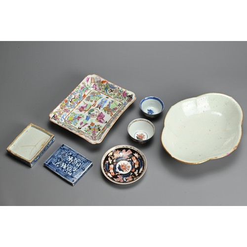 10 - A GROUP OF CHINESE / JAPANESE PORCELAIN ITEMS, 18/19TH CENTURY. To include a famille rose dish of re... 