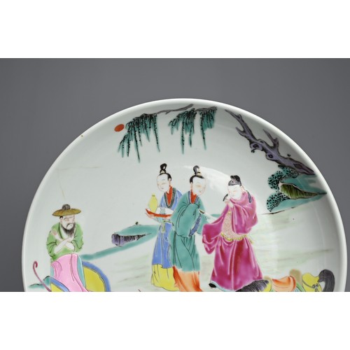 18 - A CHINESE FAMILLE ROSE PORCELAIN DISH. Decorated with an official and attendants waiting with horse ... 