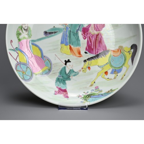 18 - A CHINESE FAMILLE ROSE PORCELAIN DISH. Decorated with an official and attendants waiting with horse ... 