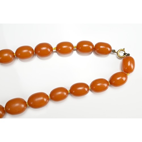 34 - A BUTTERSCOTCH AMBER SINGLE STRAND GRADUATED BEADED NECKLACE. With twenty-one graduating beads, stru... 