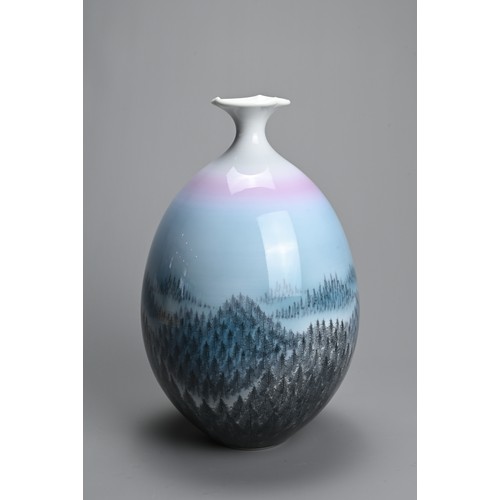 292 - A JAPANESE VINTAGE (1990S) ARITA PORCELAIN VASE, FUJI SHUMEI. Japanese vintage (late 20thC) Arita po... 