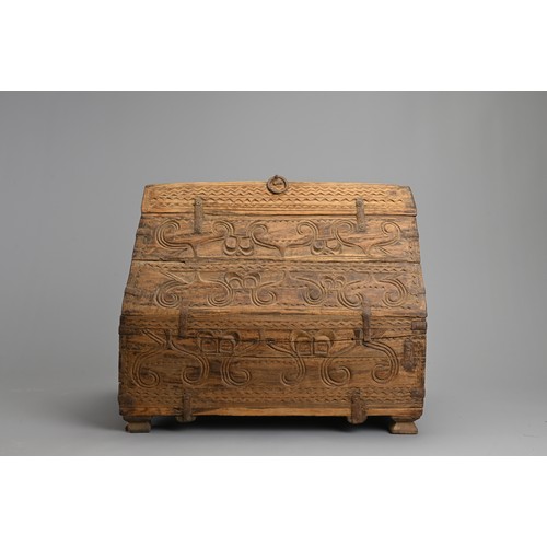 122 - AN INDIAN CARVED WOODEN DOWRY CHEST, 20TH CENTURY. With hinged panel to the roof of the box with iro... 