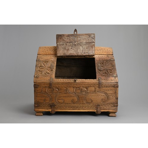 122 - AN INDIAN CARVED WOODEN DOWRY CHEST, 20TH CENTURY. With hinged panel to the roof of the box with iro... 