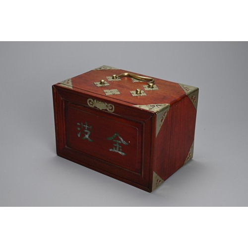 22 - A CHINESE BOXED MAHJONG SET, EARLY 20TH CENTURY. A complete set with tiles, counters, instructional ... 