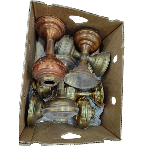 306 - BOX OF OLD BRASS AND COPPER OIL LAMPS