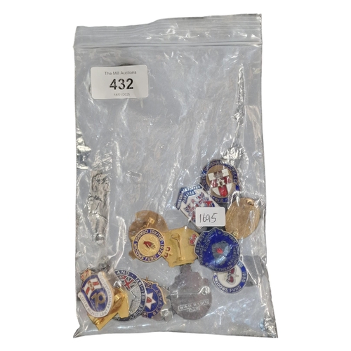 432 - BAG OF VINTAGE LOYALIST BADGES