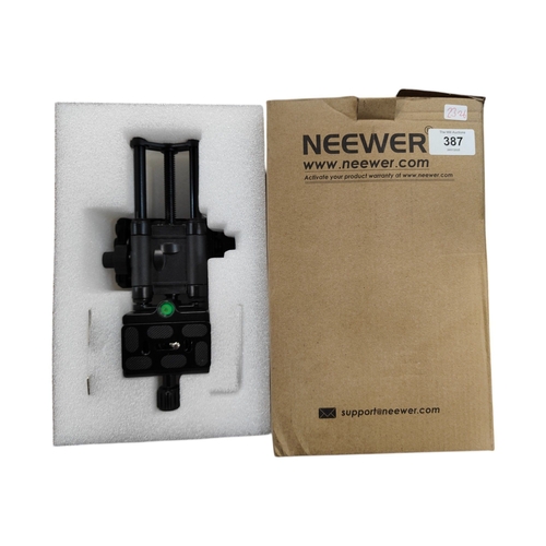 387 - NEW NEEWER CAMERA TRIPOD