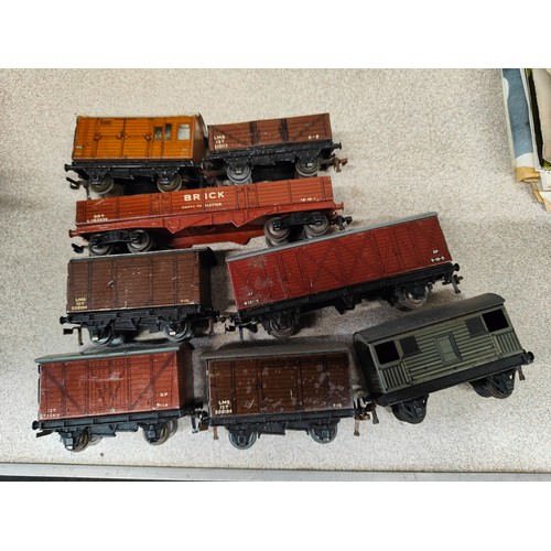 37 - QUANTITY OF TINPLATE TRAIN CARRIAGES