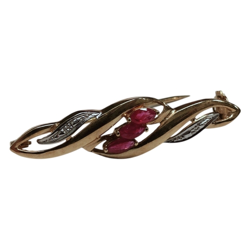 146 - 9CT YELLOW GOLD AND RUBY BROOCH 2.58G