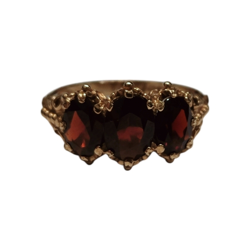 59 - 9CT YELLOW GOLD 3 STONE GARNET RING 4.8G SIZE N