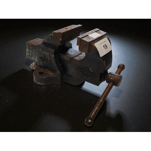 19 - VINTAGE WODEN/BOO BENCH VICE