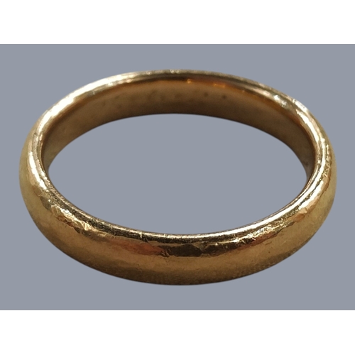 417 - 22 CARAT GOLD WEDDING BAND 6G