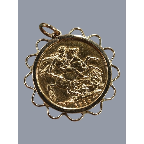 424 - 1914 GOLD FULL SOVEREIGN AND A 9 CARAT GOLD MOUNT