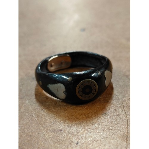 431 - VICTORIAN SILVER AND GOLD ENAMEL MOURNING RING IN PERIOD BOX