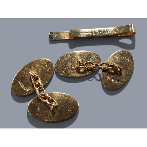 472 - PAIR OF 9 CARAT GOLD CUFFLINKS AND 9 CARAT GOLD TIE PIN 8.3G