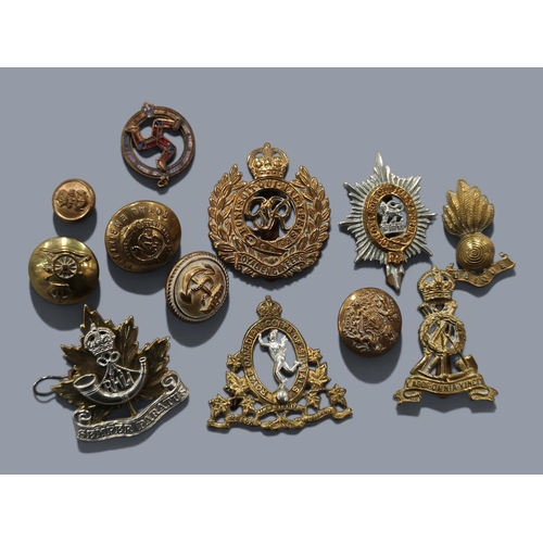 562 - BAG OF MILITARY BADGES