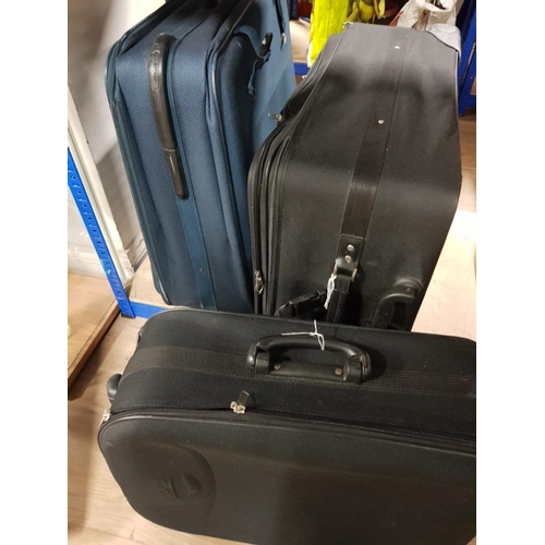 551 - 3 TRAVEL SUITCASES