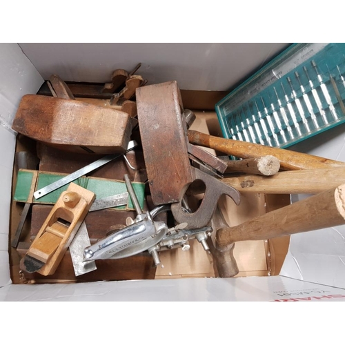 137 - BOX OF VINTAGE HANDTOOLS INCLUDING HAMMERS AND PLANES ETC