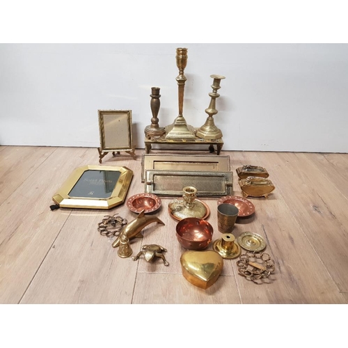 219 - A BOX CONTAINING A LARGE AMOUNT OF BRASS AND COPPER ITEMS SUCH AS CANDLESTICKS FROG ORNAMENT HEART S... 