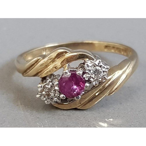 57 - 9CT YELLOW GOLD RUBY AND DIAMOND THREE STONE RING 2.3G SIZE L