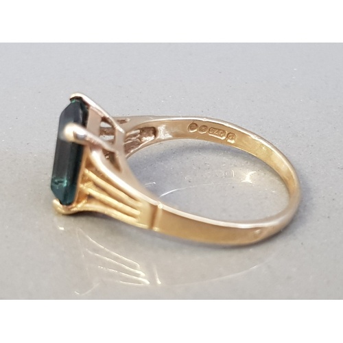 63 - 9CT YELLOW GOLD GREEN STONE RING 2.2G SIZE K1/2